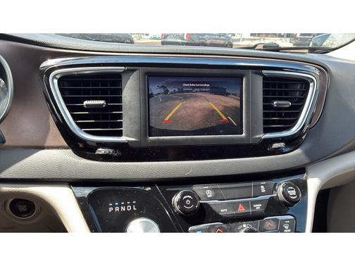 Brilliant Black Crystal Pearlcoat 2023 Chrysler Voyager LX