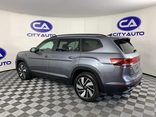Platinum Gray Metallic 2024 Volkswagen Atlas 2.0T SE w/Technology 4MOTION