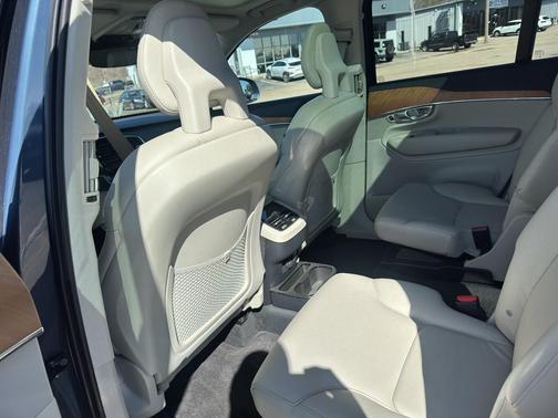 2021 Volvo XC90 T6 Momentum
