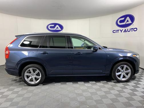 2021 Volvo XC90 T6 Momentum