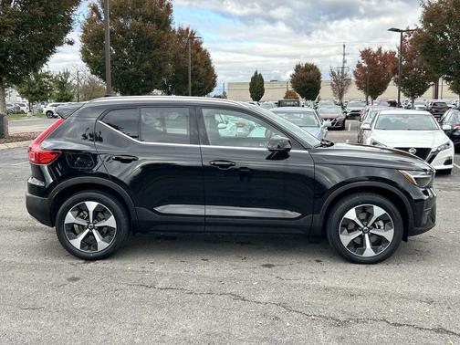 2024 Volvo XC40 B5 Plus Bright Theme