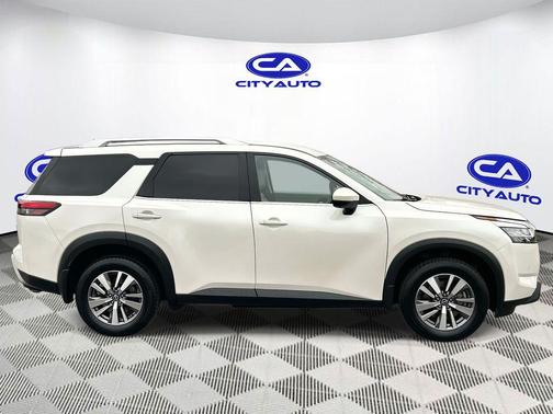 2023 Nissan Pathfinder SL 4WD