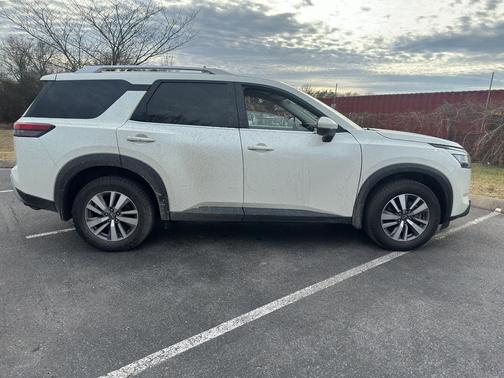 2023 Nissan Pathfinder SL 4WD