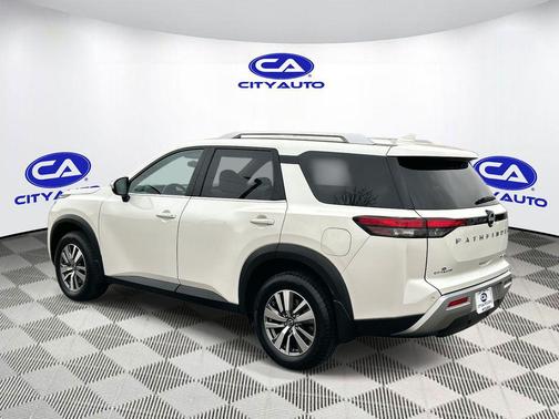 2023 Nissan Pathfinder SL 4WD