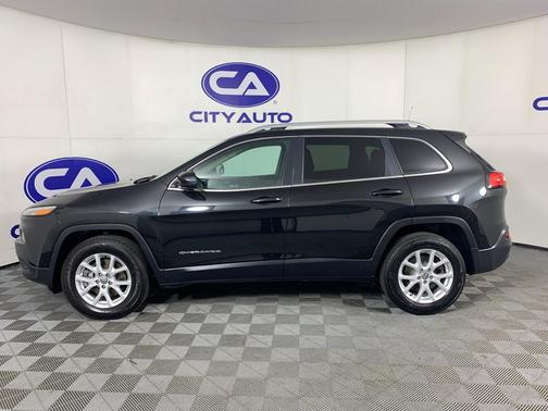 Brilliant Black Crystal Pearlcoat 2016 Jeep Cherokee Latitude