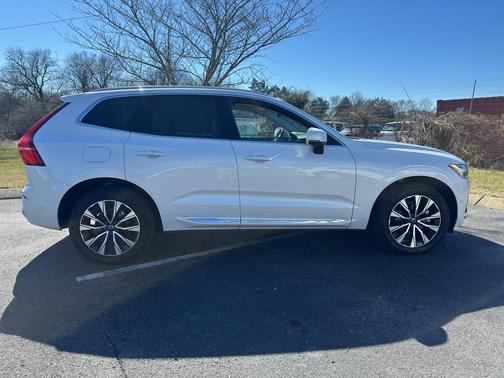 2023 Volvo XC60 B5 Plus Bright Theme