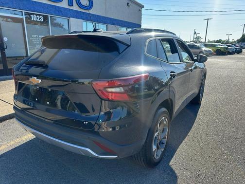 Mosaic Black Metallic 2025 Chevrolet Trax LT