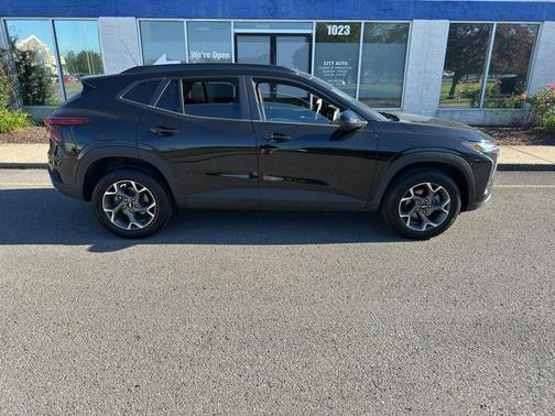 Mosaic Black Metallic 2025 Chevrolet Trax LT