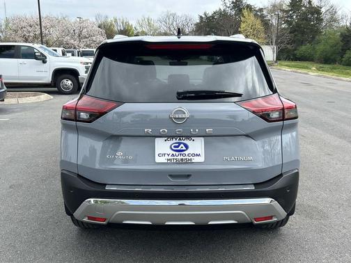 Boulder Gray Pearl/Super Black 2023 Nissan Rogue Platinum