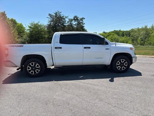 Super White 2017 Toyota Tundra SR5