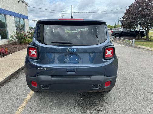 Slate Blue Pearlcoat 2023 Jeep Renegade Latitude