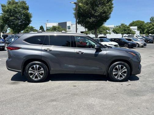 Magnetic Gray Metallic 2022 Toyota Highlander XLE