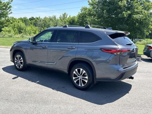 Magnetic Gray Metallic 2022 Toyota Highlander XLE