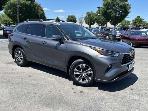 Magnetic Gray Metallic 2022 Toyota Highlander XLE