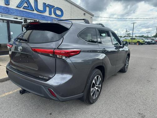 Magnetic Gray Metallic 2022 Toyota Highlander XLE