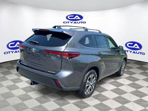 Magnetic Gray Metallic 2022 Toyota Highlander XLE