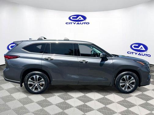 Magnetic Gray Metallic 2022 Toyota Highlander XLE