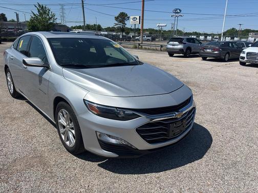 Silver Ice Metallic 2022 Chevrolet Malibu FWD LT