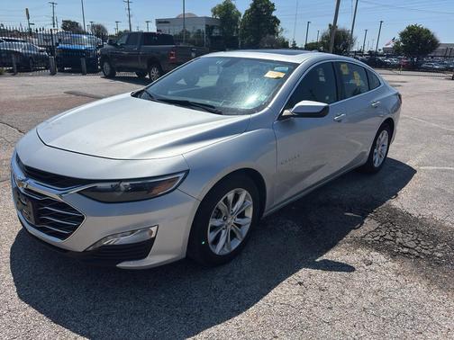 Silver Ice Metallic 2022 Chevrolet Malibu FWD LT