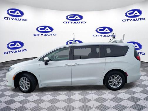 2022 Chrysler Voyager LX