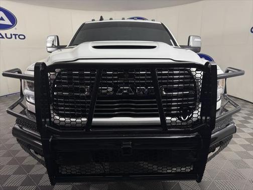 2024 RAM 3500 Laramie Crew Cab 4x4 8' Box