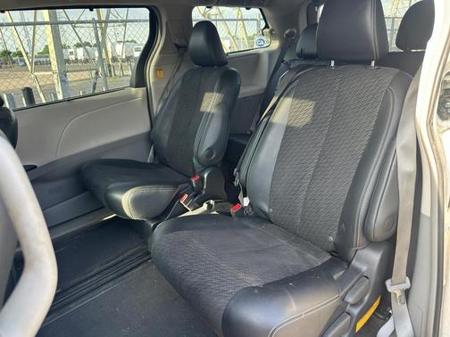 Super White 2013 Toyota Sienna SE