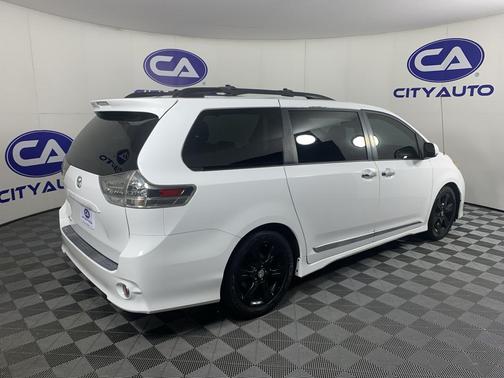 Super White 2013 Toyota Sienna SE