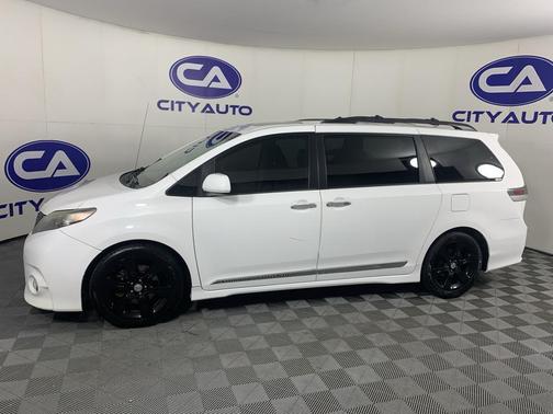 Super White 2013 Toyota Sienna SE