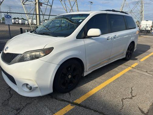 Super White 2013 Toyota Sienna SE