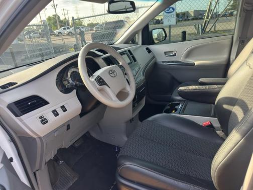 Super White 2013 Toyota Sienna SE