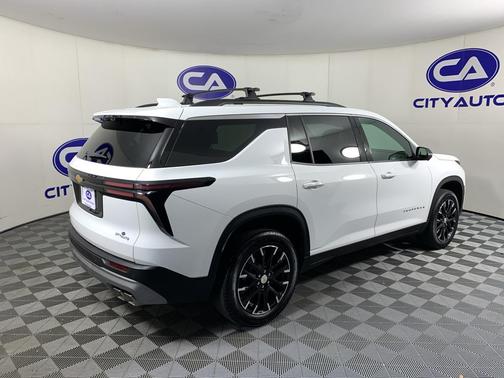 Summit White 2026 Chevrolet Traverse LT
