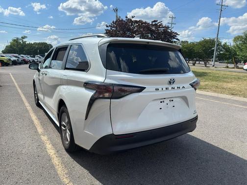 Wind Chill Pearl 2023 Toyota Sienna XLE