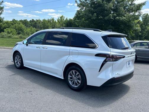 Wind Chill Pearl 2023 Toyota Sienna XLE