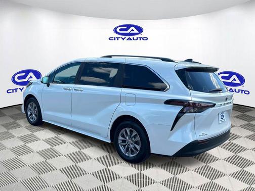 Wind Chill Pearl 2023 Toyota Sienna XLE