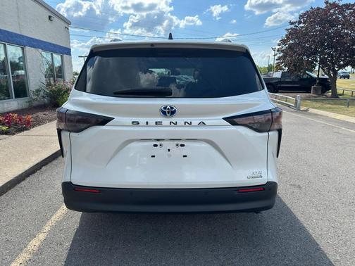 Wind Chill Pearl 2023 Toyota Sienna XLE