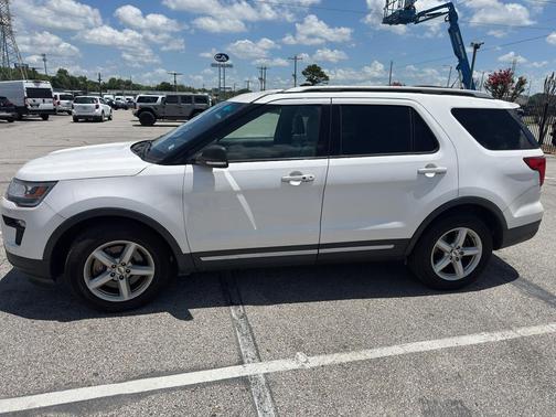 White Platinum Metallic Tri-Coat 2019 Ford Explorer XLT