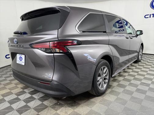 2022 Toyota Sienna XLE 8 Passenger