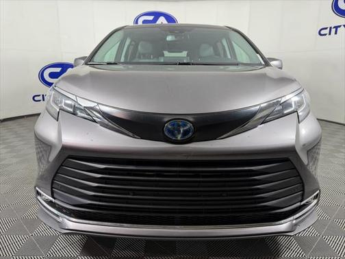 2022 Toyota Sienna XLE 8 Passenger