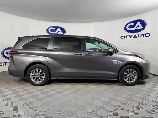 2022 Toyota Sienna XLE 8 Passenger
