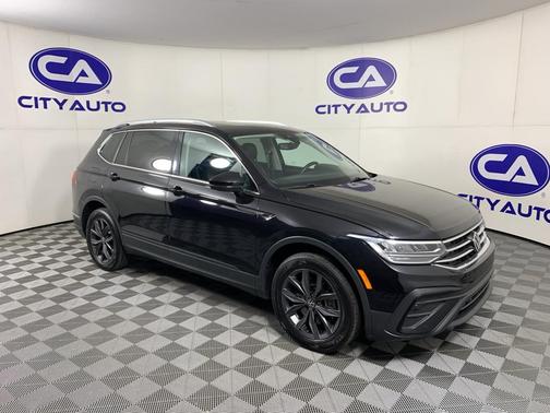 Deep Black Pearl 2023 Volkswagen Tiguan 2.0T SE