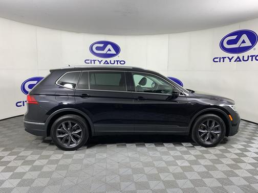 Deep Black Pearl 2023 Volkswagen Tiguan 2.0T SE