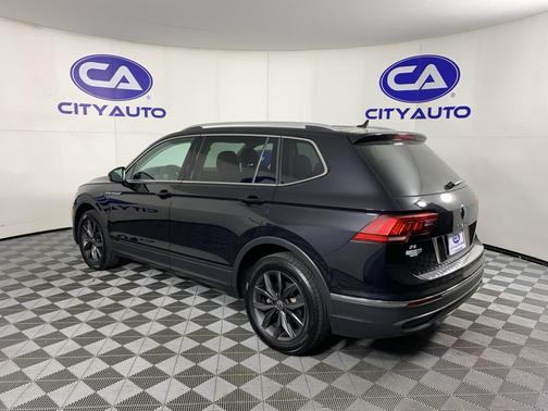 Deep Black Pearl 2023 Volkswagen Tiguan 2.0T SE
