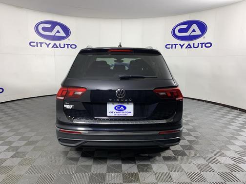 Deep Black Pearl 2023 Volkswagen Tiguan 2.0T SE