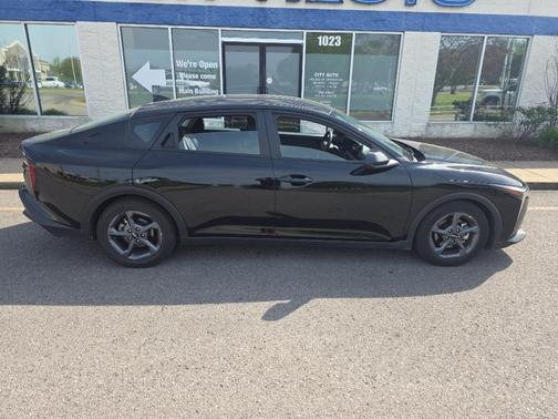 Aurora Black Pearl 2025 Kia K4 LXS