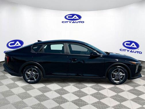 Aurora Black Pearl 2025 Kia K4 LXS