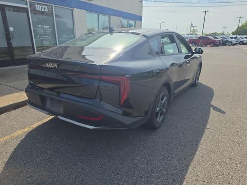 Aurora Black Pearl 2025 Kia K4 LXS