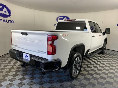 Summit White 2022 Chevrolet Silverado 2500 Custom