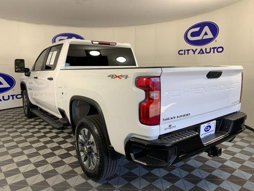 Summit White 2022 Chevrolet Silverado 2500 Custom