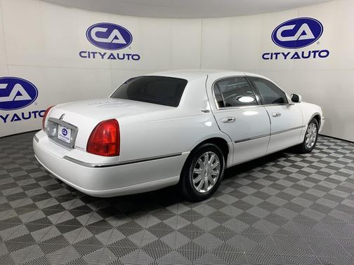 Vibrant White 2011 Lincoln Town Car Signature
