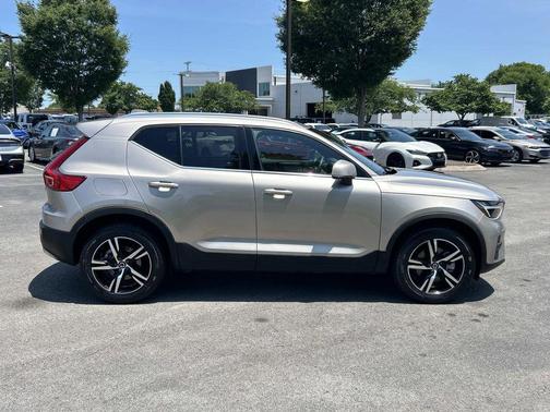 Bright Dusk Metallic 2024 Volvo XC40 B5 Core Bright Theme